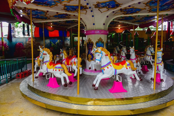 Mưa cả ngày, người Hà Nội đổ về các TTTM mua sắm và vui chơi ngày đầu nghỉ lễ Tết Dương lịch